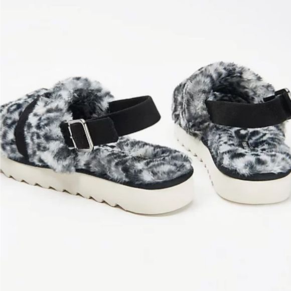 Koolaburra By Ugg Fuzz'd Out Adjustable Sandal - Picture 2 of 8